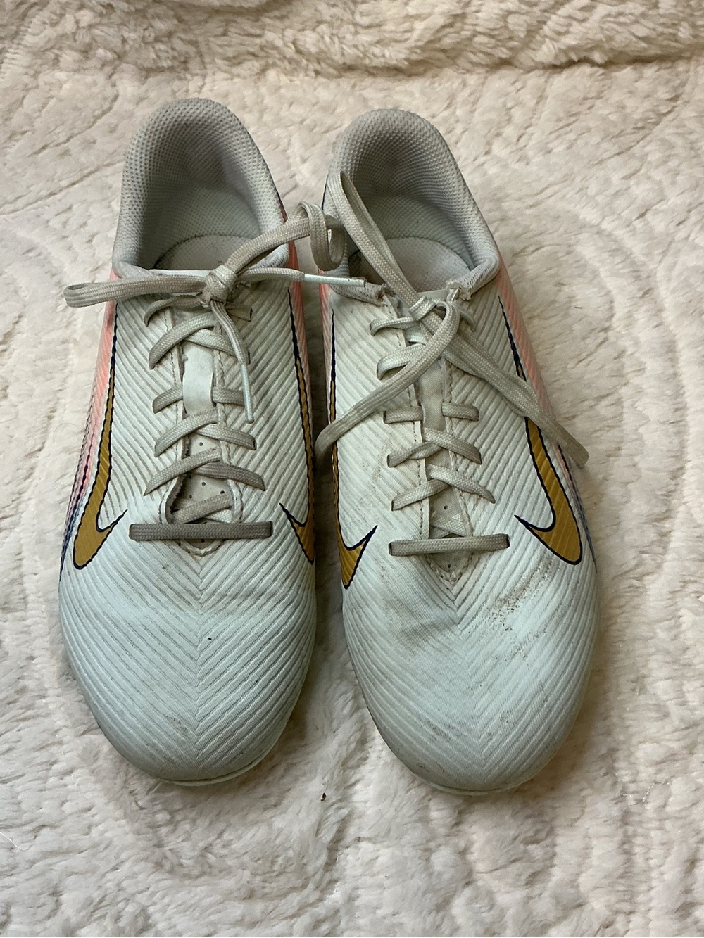 Nike Kids White Soccer Cleats with Gold Swoosh Sz 5Y
